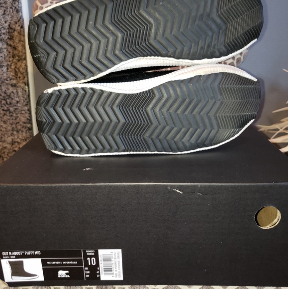COPY - SNOW'S COMING, GET THESE SOREL OUT N' ABOUT PUFFY MID SIZE 10 - Picture 3 of 6